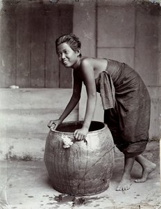 Joven tailandesa sonriente, empujando un gran contenedor de Unknown photographer