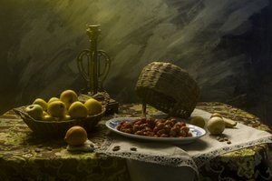 Naturaleza muerta oscura con frutas de UstinaGreen