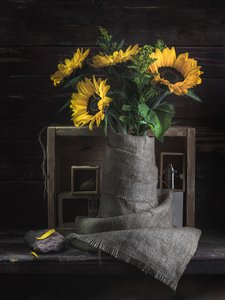 Naturaleza muerta rústica con girasoles