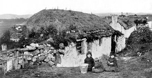 Casas de crofters, Stornoway, Lewis, Islas Occidentales, Escocia, 1924-1926 de Valentine and Sons Ltd