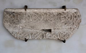 Piedra con inscripción y decoraciones