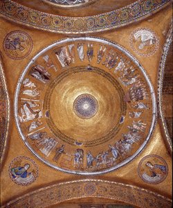Vista de la cúpula con mosaicos sobre un fondo dorado (estilo románico y bizantino) que ilustra la vida de Abraham. En los colgantes, los profetas Daniel, Jeremías, Isaías y Ezequiel. 1240-1250. Basílica de San Marcos, Venecia