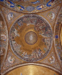 Vista de la cúpula con mosaicos sobre un fondo dorado (estilo románico y bizantino) que ilustra la vida de Moisés. En los colgantes, los cuatro profetas Salomón, David, Zacarías, Malaquías. Principios del siglo XIII. Basílica de San Marcos