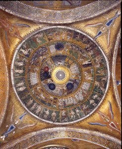 Vista de la cúpula con mosaicos sobre fondo dorado