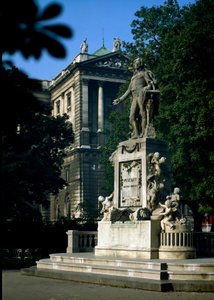 Monumento en homenaje al compositor austríaco Wolfgang Amadeus Mozart (1756-1791). Escultura de Victor Tilgner (1844-1896) 1896. Viena, Burggarten, Austria de Victor Tilgner