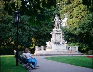 Monumento a Mozart, construido en 1896, Burggarten de Victor Tilgner