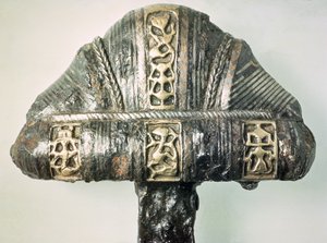 Detalle de la empuñadura de una espada con decoración estampada (latón y hierro)