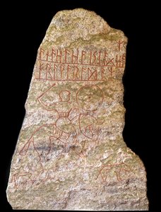 Estela con inscripciones rúnicas representando a un jinete vikingo con un perro (piedra)