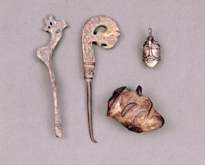 Varias piezas de aparatos y joyas vikingas, en la parte superior derecha, una representación de la deidad Odín. Estocolmo, Historiska Museet de Viking Viking