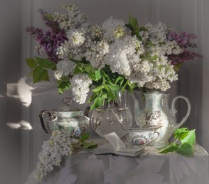 Lilas de primavera y la hora del té de Viktor Cherkasov