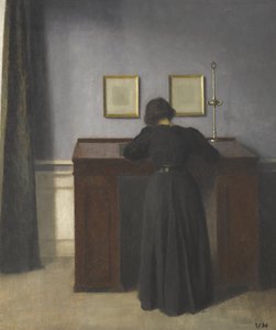 Ida de pie en un escritorio de Vilhelm Hammershøi