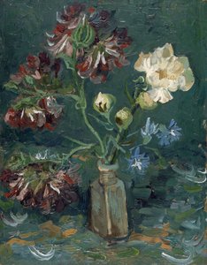 Botella con peonías y delphiniums azules