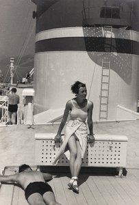 Una pareja a bordo del crucero "Oceania", del álbum "At the Edge of Oceania 28th July to 10th August 1935". de Vincenzo Balocchi
