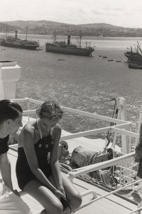Una pareja a bordo del crucero "Oceania", del álbum "At the Edge of Oceania 28th July to 10th August 1935". de Vincenzo Balocchi
