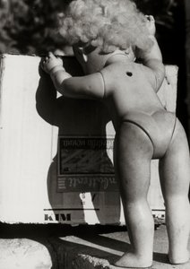 Muñeca abandonada junto a una caja de Vincenzo Balocchi