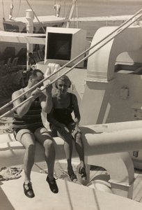 Pareja a bordo del crucero "Oceania", del álbum "At the Edge of Oceania 28th July to 10th August 1935".