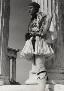 Soldado griego en la Acrópolis, Atenas, del álbum "Crucero por el Egeo - Zara, Atenas, Rodas y Trípoli". de Vincenzo Balocchi