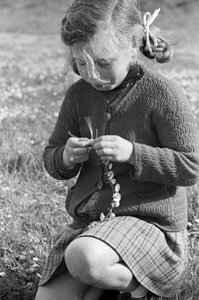 Niña creando un collar de margaritas de Vincenzo Balocchi