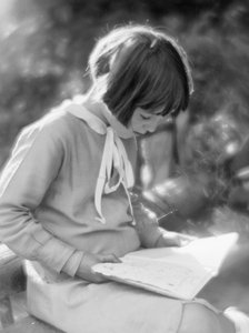 Niña leyendo; Estudio fotográfico de Vincenzo Balocchi