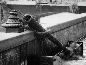 Farola rota por la fuerza de las aguas en Florencia, noviembre de 1966 (foto b/n) de Vincenzo Balocchi