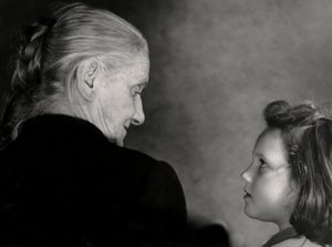 La mirada de la abuela (foto b/n)