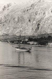 El Velero del Duque de Aosta, frente a la costa de Kotor, Croacia, del Álbum "Corfú, Atenas y la bahía de Kotor". de Vincenzo Balocchi