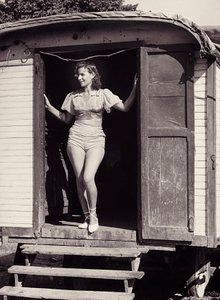 Mujer joven en un carruaje de circo, c.1960 (foto b/n) de Vincenzo Balocchi