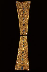Cuello de una cruz procesional en oro, granate y perlas del Tesoro de Guarrazar, siglo VII de Visigothic