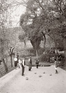 Juego de bochas (foto en blanco y negro)