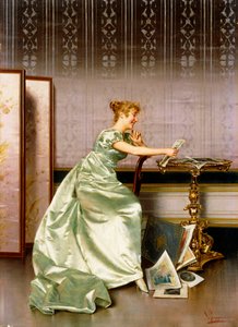 Una dama elegante admirando una carpeta de grabados de Vittorio Reggianini