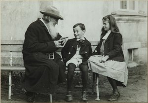 León Tolstói con sus nietos Leo y Sofía, 1909 de Vladimir Grigorievich Chertkov