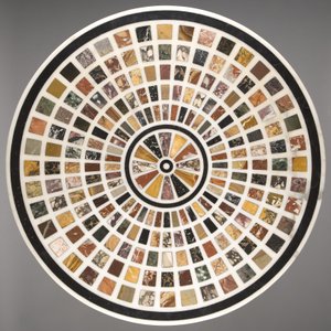 Mesa neoclásica con tapa de mármol de muestra (palisandro con monturas de bronce dorado, molduras de latón y una tapa de mármol)