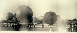 Globos de aire caliente en un campo en el sur de St. Louis listos para el lanzamiento; uno ya está en el cielo a lo lejos