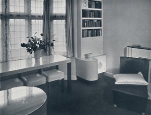 Renovart Ltd: Un apartamento de una habitación con un rincón útil que incluye un reloj eléctrico de W. Dennis Moss