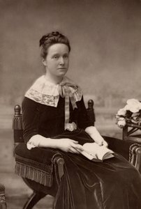"Millicent Fawcett (nacida Garrett - 1947-1929) Feminista inglesa, durante 50 años líder del movimiento por el sufragio femenino. Hermana de la médica pionera Elizabeth Garrett Anderson; esposa de Henry Fawcett, el político radical ciego (woodburytype de W. and D. (after) Downey