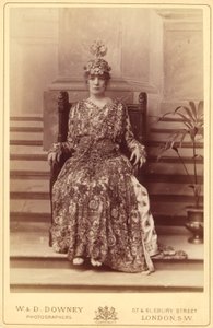 [Sarah Bernhardt como la emperatriz Theodora en "Theodora" de Sardou]