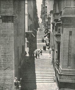 Una calle empinada en La Valeta, Malta, 1895