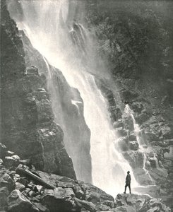 Una cascada en el distrito de colinas, Dehra Dun, India, 1895 de W and S Ltd