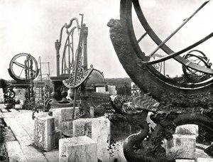 Algunos instrumentos en la cima del observatorio, Pekín, China, 1895 de W and S Ltd