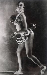 Josephine Baker vestida con un cinturón de plátanos. Fotografía de Lucien Walery (1863-1935). de Walery