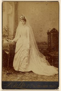 [Mujer no identificada en traje de novia, de pie]