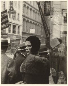 Chica en Fulton Street, Nueva York de Walker Evans