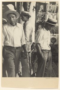 Gente en el quiosco de lustrabotas del centro de La Habana de Walker Evans