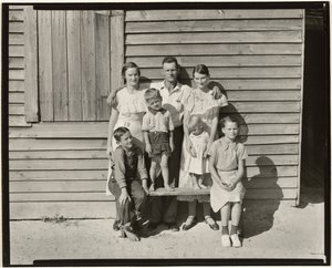 Familia de aparceros, Condado de Hale, Alabama / Familia Burroughs, Condado de Hale, Alabama de Walker Evans
