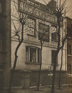 En el letrero de la vieja campana en el cementerio de la iglesia de St. Brides, c1935