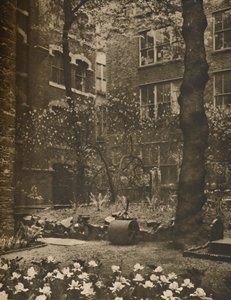 El cementerio vacío de lo que fue All Hallows Staining, c. 1935 de Walter Benington