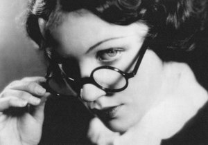 Retrato de Elma Bulla con gafas de montura negra