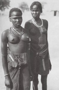 Niña nativa de África Central (foto b/n) de Walter Mittelholzer