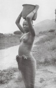 Aguador del norte de África Oriental (foto b/n) de Walter Mittelholzer