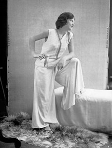 Modelo con un vestido creado por Anita Pittoni, c.1940 (foto b/n)